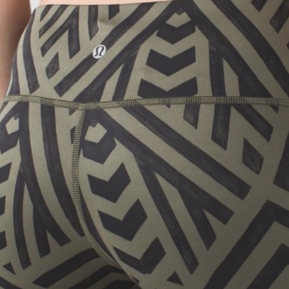Lululemon Wunder Under Crop - Picture 4 of 6